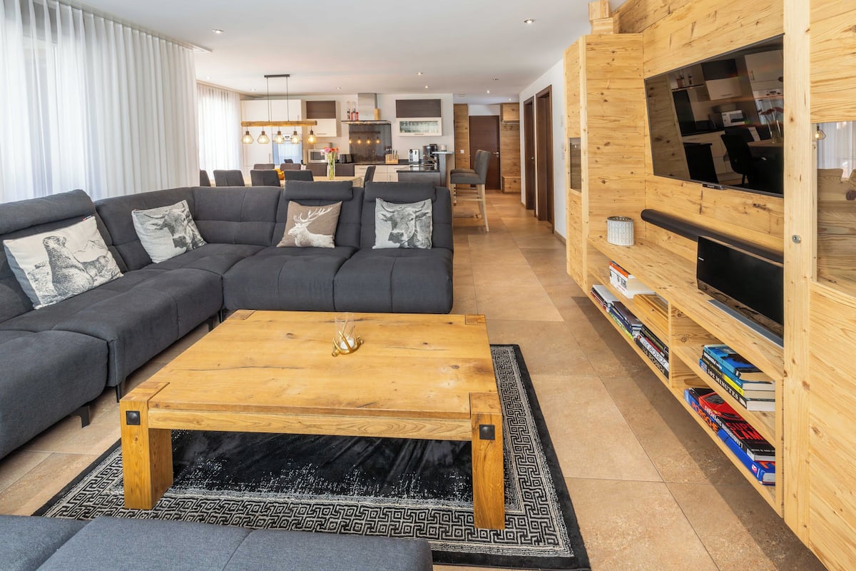 Signature Apartment, 4 Bedrooms, Fireplace | Living area