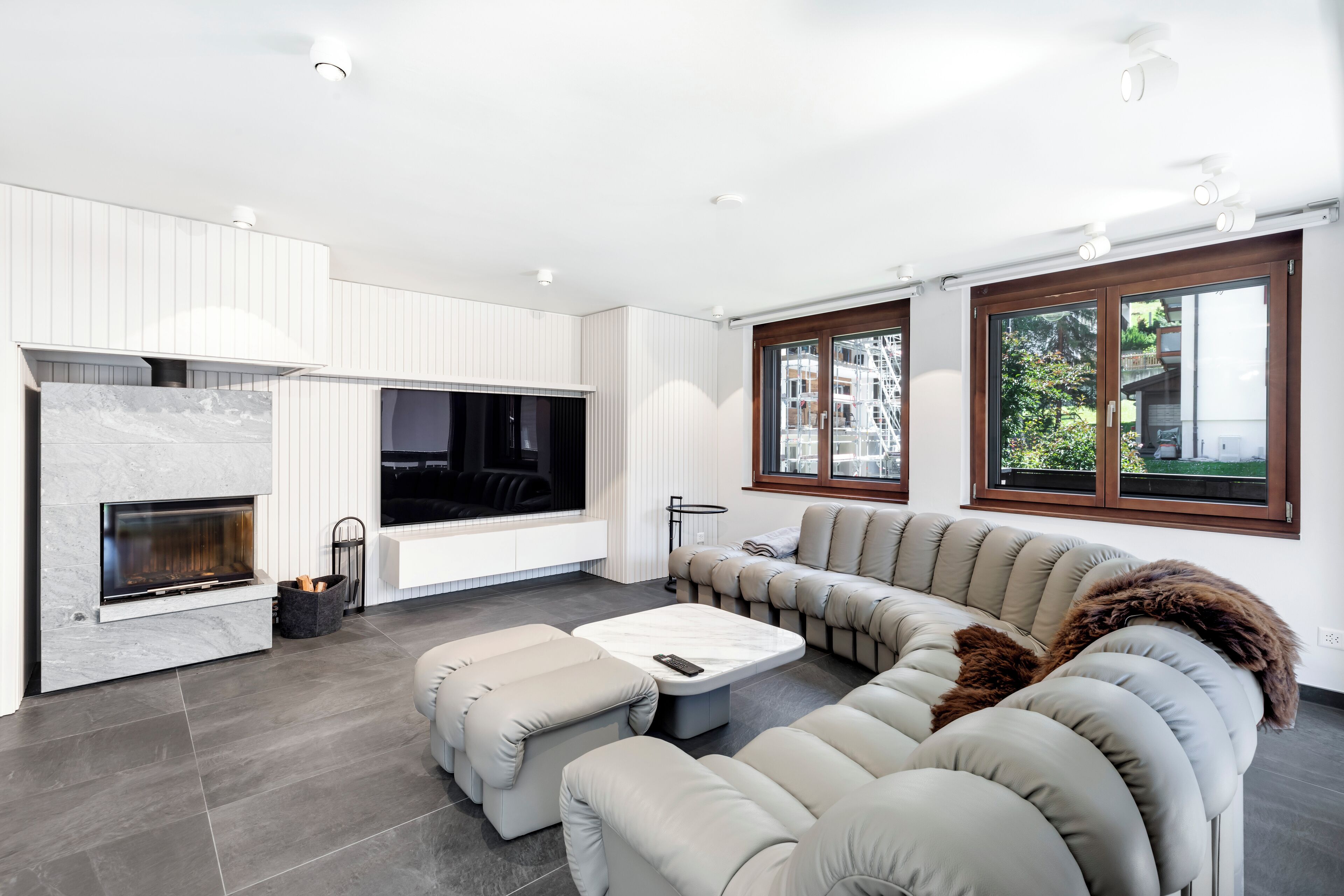 Luxury-Apartment, 2 Schlafzimmer, Kamin, Bergblick | Wohnbereich | Flachbildfernseher