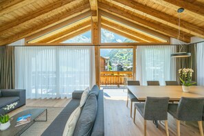 Premium penthouse, 4 slaapkamers, open haard, uitzicht op bergen | Luxe beddengoed, een kluis op de kamer, individueel gedecoreerd