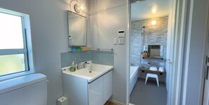 Secador de cabelo, vasos sanitários com bidê eletrônico