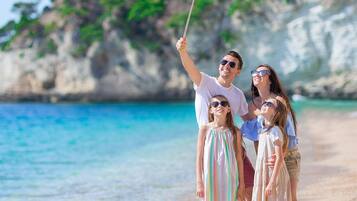 Playa en los alrededores y playa de arena blanca