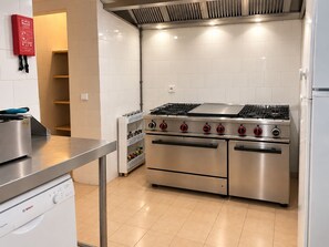A kitchen with a stainless steel stove, oven, and dishwasher. - Villa Malaa'ika for 20 people (Marrakech)