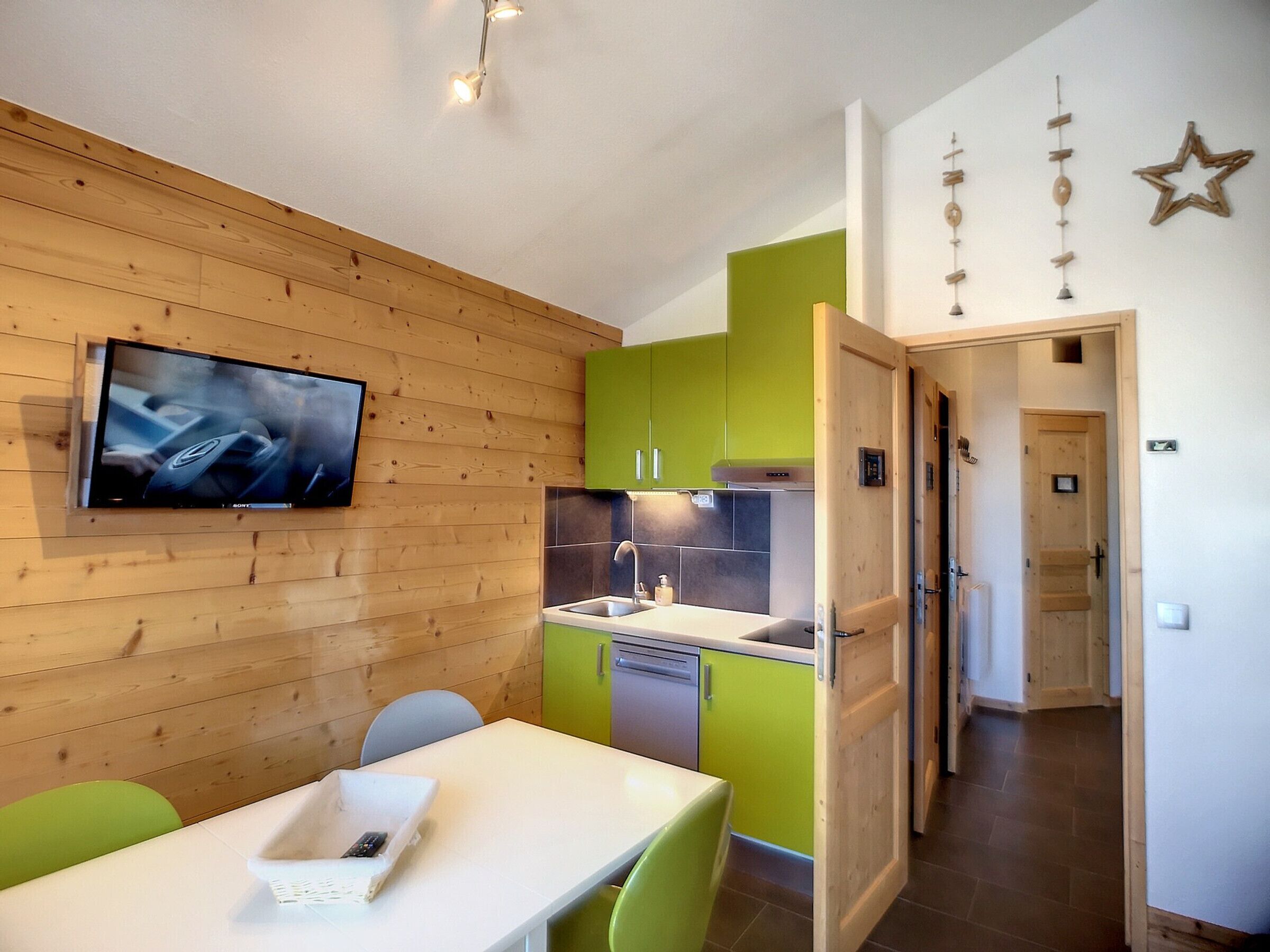 Kjøleskap, mikrobølgeovn, ovn og oppvaskmaskin