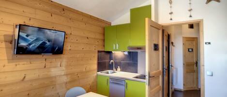 Kjøleskap, mikrobølgeovn, ovn og oppvaskmaskin