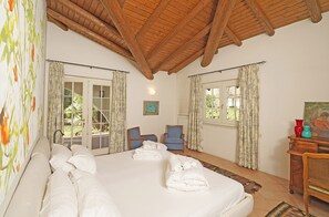 5 chambres, coffres-forts dans les chambres, fer et planche à repasser