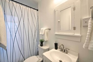 Kostenlose Toilettenartikel, Haartrockner, Handtücher