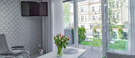 Comfort studio suite | Woonruimte | Een 52-inch lcd-televisie met digitale zenders en een televisie