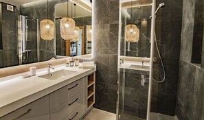 Superior Apartment | Bathroom | Shower, rainfall showerhead, hair dryer, towels