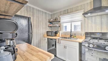 Fridge, microwave, stovetop, dishwasher