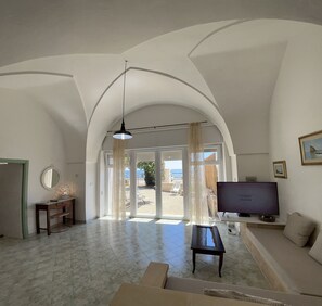 Smart TV, stereo - Seafront historical villa with fabulous garden and private pool (Marina Serra)