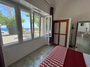 3 bedrooms, in-room safe, free WiFi, bed sheets