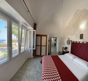 3 bedrooms, in-room safe, free WiFi, bed sheets