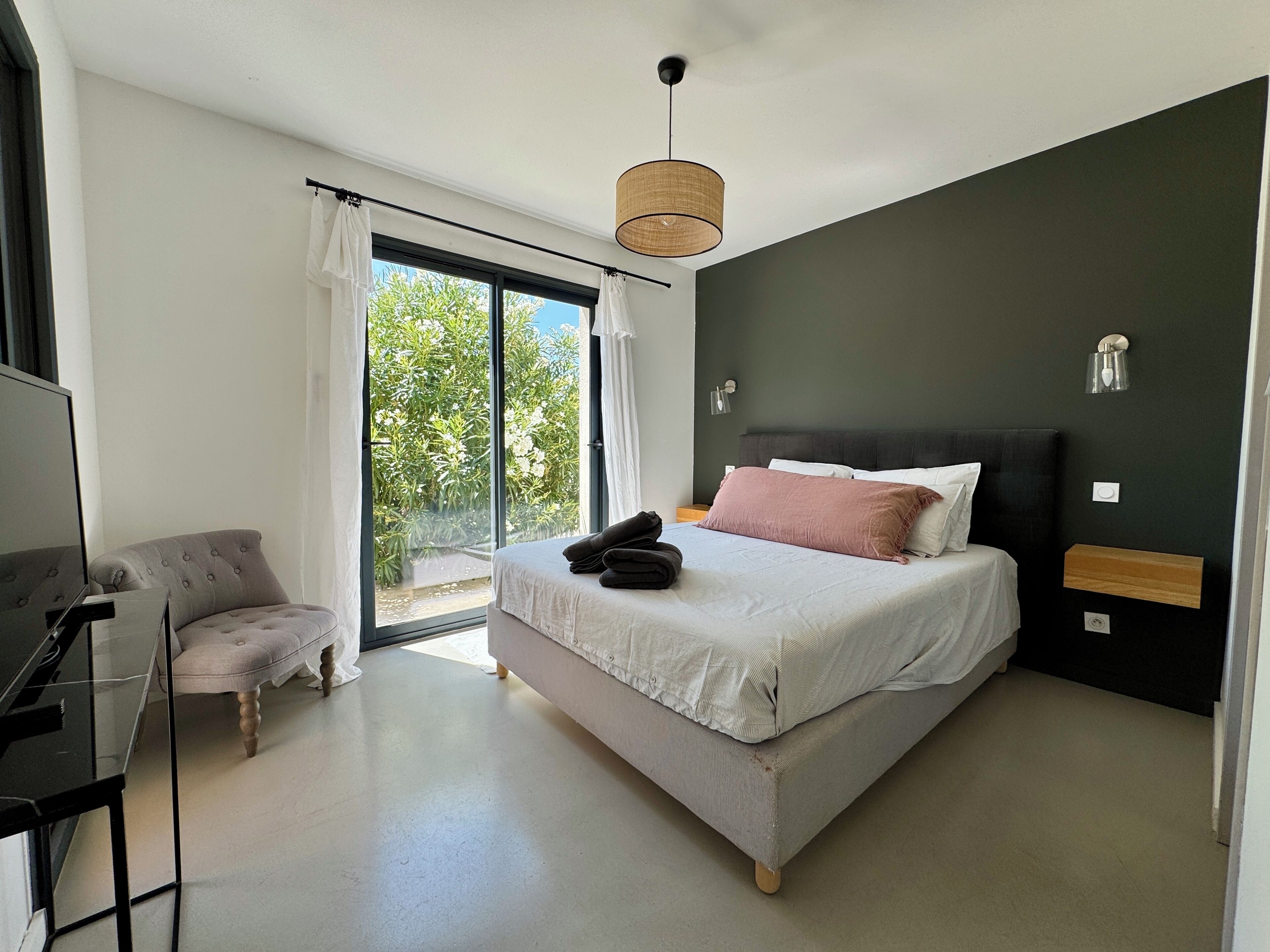 5 chambres, fer et planche à repasser, lit de bébé portatif