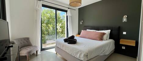 5 chambres, fer et planche à repasser, lit de bébé portatif