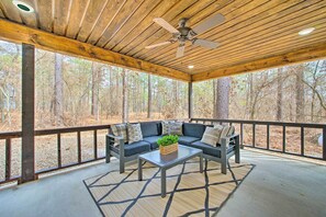Terrace/patio - Chic Broken Bow Escape w/ Hot Tub & Fire Pit! (Broken Bow)