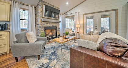 Chic Broken Bow Escape w/ Hot Tub & Fire Pit!