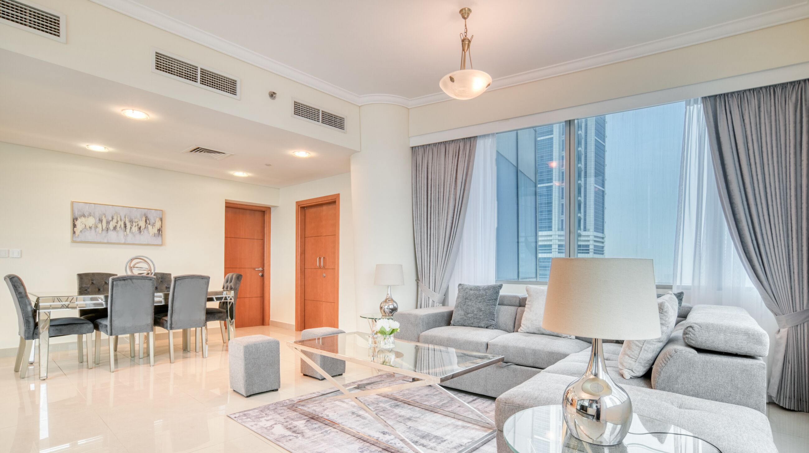 Appartement Luxe | Coin séjour | TV connectée de 43 pouces avec chaînes par câble, télévision