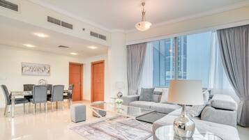 Appartement Luxe | Coin séjour | TV connectée de 43 pouces avec chaßnes par cùble, télévision