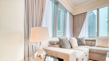 Appartement Luxe | Coin séjour | TV connectée de 43 pouces avec chaßnes par cùble, télévision