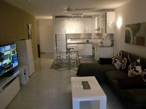 Een televisie en een dvd-speler