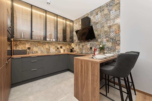 Een koelkast, een microgolfoven, een oven, een kookplaat