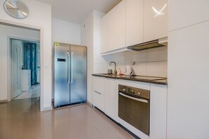 冷蔵庫、オーブン、コンロ、食器洗い機