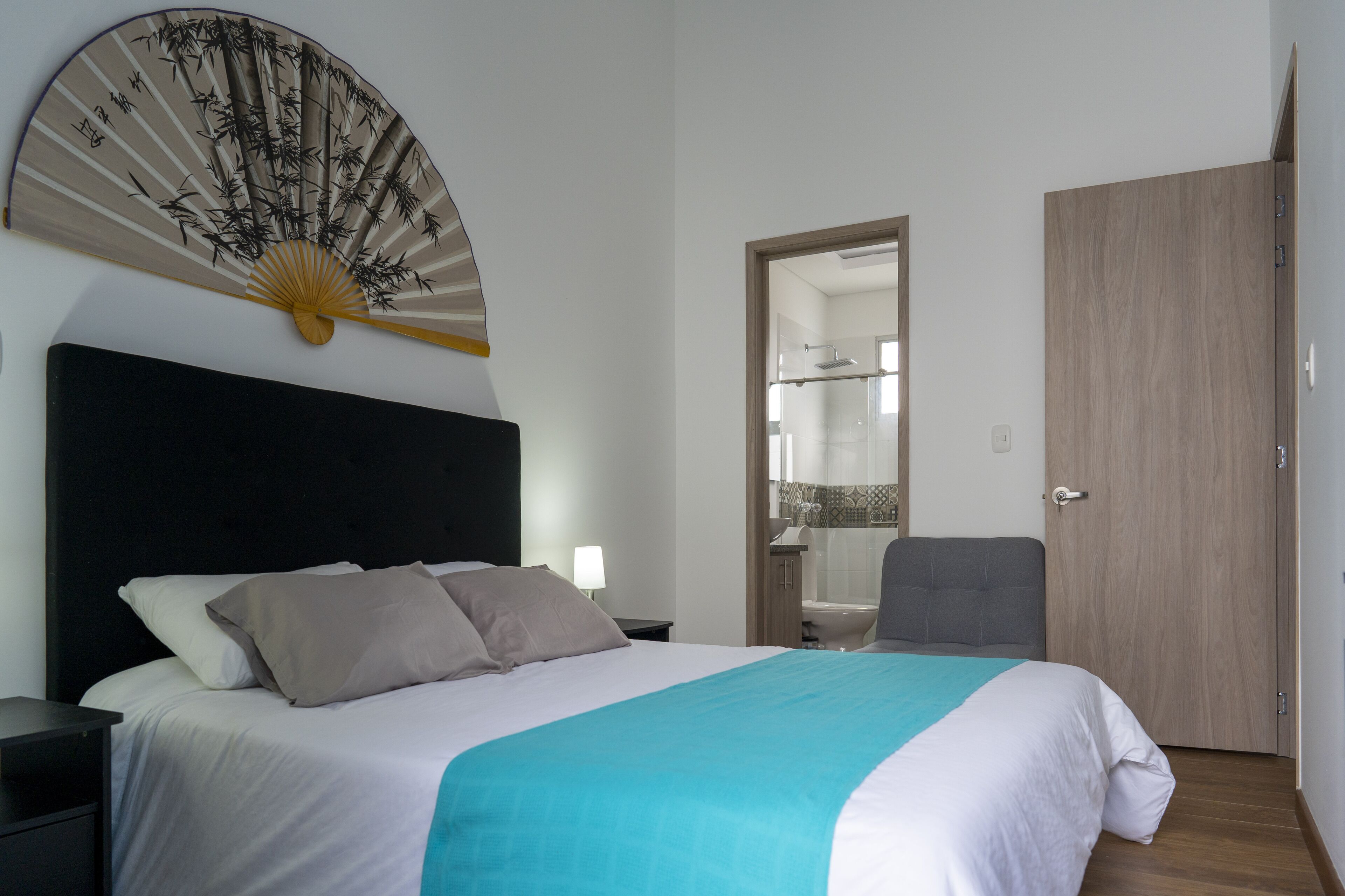 4 habitaciones, escritorio, tabla de planchar con plancha y wifi gratis 