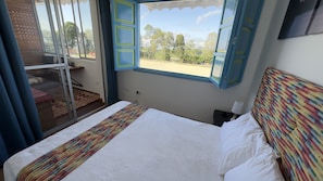 4 habitaciones, escritorio, tabla de planchar con plancha y wifi gratis 