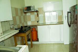 Réfrigérateur, four à micro-ondes, grille-pain, mélangeur