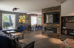 Fernseher, Kamin, Tischtennisplatte