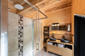 Combined shower/bathtub, hair dryer, towels