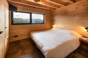 5 habitaciones, tabla de planchar con plancha y cuna de viaje 