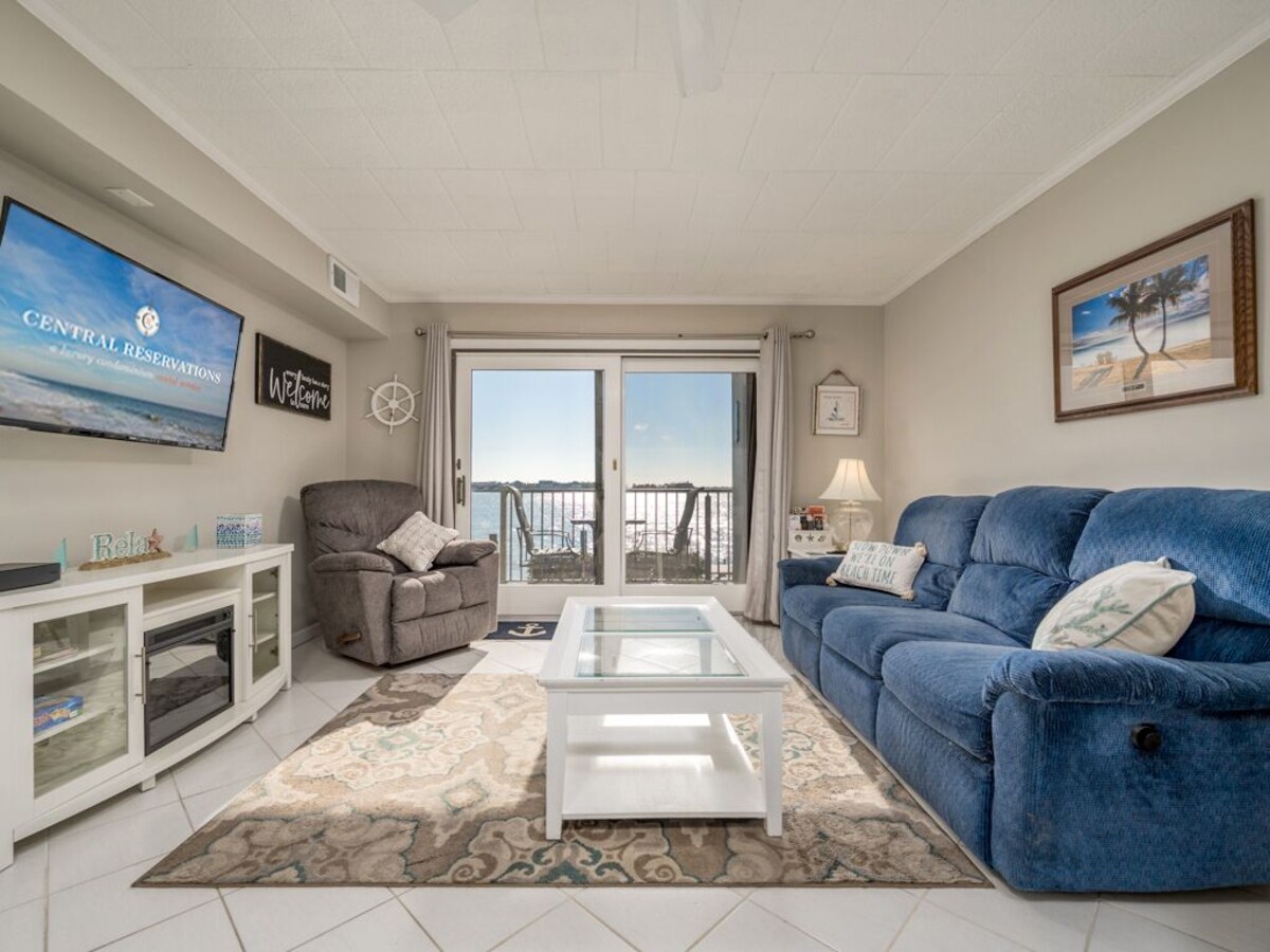 Bayfront condo with spectacular views!
