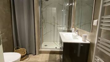 Douche, sèche-cheveux, serviettes fournies, savon