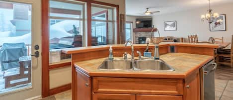Apartment, 3 Bedrooms, Mountain View, Slope side (3 Bedrooms) | Interior