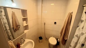 Regadera, jabón, papel de baño 