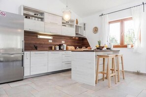 Fridge, oven, stovetop, dishwasher