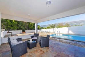 Pool - Villa in Rovanjska with Sea Views & Pool (Jasenice)