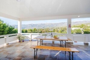 Outdoor dining - Villa in Rovanjska with Sea Views & Pool (Jasenice)