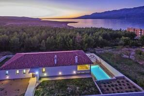 Exterior - Villa in Rovanjska with Sea Views & Pool (Jasenice)