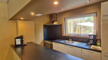 Réfrigérateur, four, plaque de cuisson, cafetiÚre/bouilloire