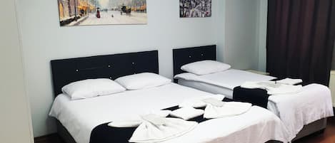 Bureau, espace de travail pour ordinateur portable, rideaux occultants