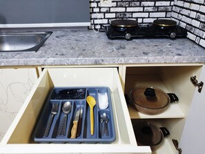 Frigobar, produtos de limpeza biodegradáveis disponíveis, freezer