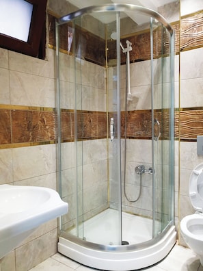 Shower, rainfall showerhead, free toiletries, hair dryer - Seven Suite Taksim (Istanbul)