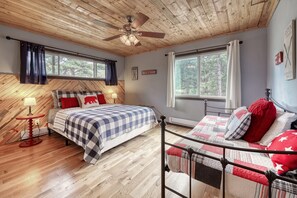 4 makuuhuonetta, silitysrauta/-lauta, internet, vuodevaatteet