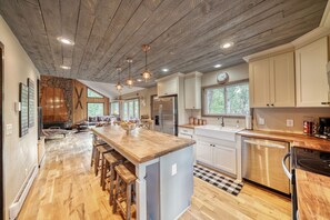 Jääkaappi, mikroaaltouuni, uuni, liesi