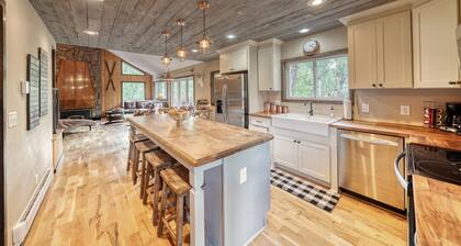 Gorgeous Rippling Waters! Private Hot Tub- Spectacular Views!