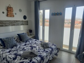 1 slaapkamer, een kluis op de kamer, een strijkplank/strijkijzer