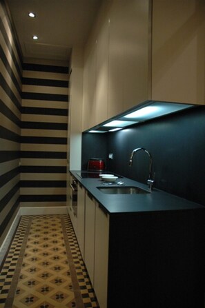 Kjøleskap, mikrobølgeovn, ovn og kokeplater