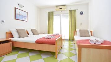 1 slaapkamer, een kluis op de kamer, een strijkplank/strijkijzer